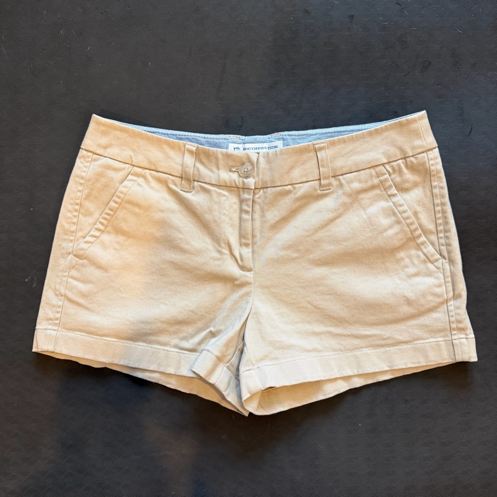 Southern Tide 3” Leah Shorts | Driftwood Khaki - Picture 3 of 7